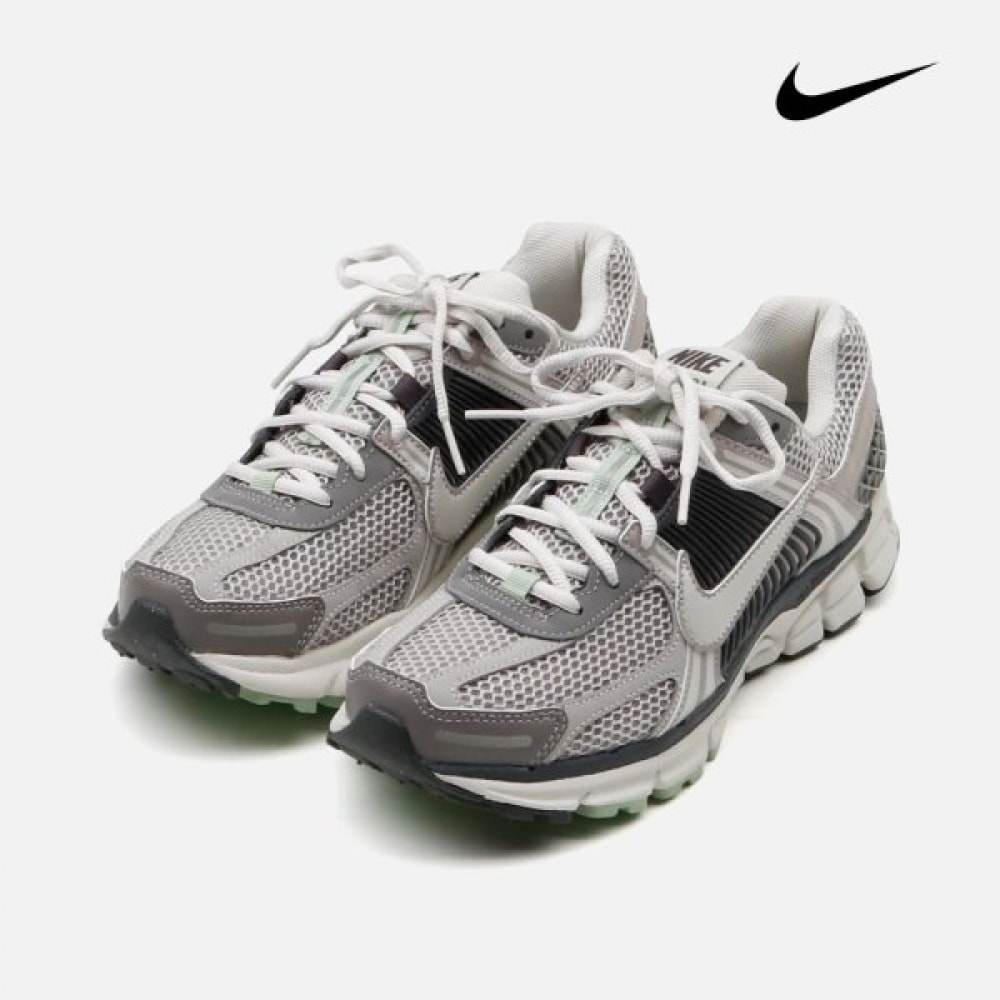 ナイキ ウィメンズ ズーム ボメロ 5 カジュアル シューズ FB8825-001