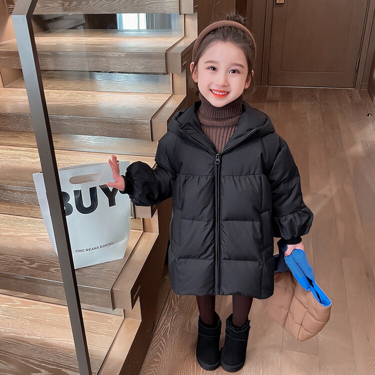 女の子の冬の綿パッド入りジャケット 2024 新しいスタイルの子供の綿パッド入りのコート肥厚ミッドレングスの冬の綿パッド入りのジャケットトップ