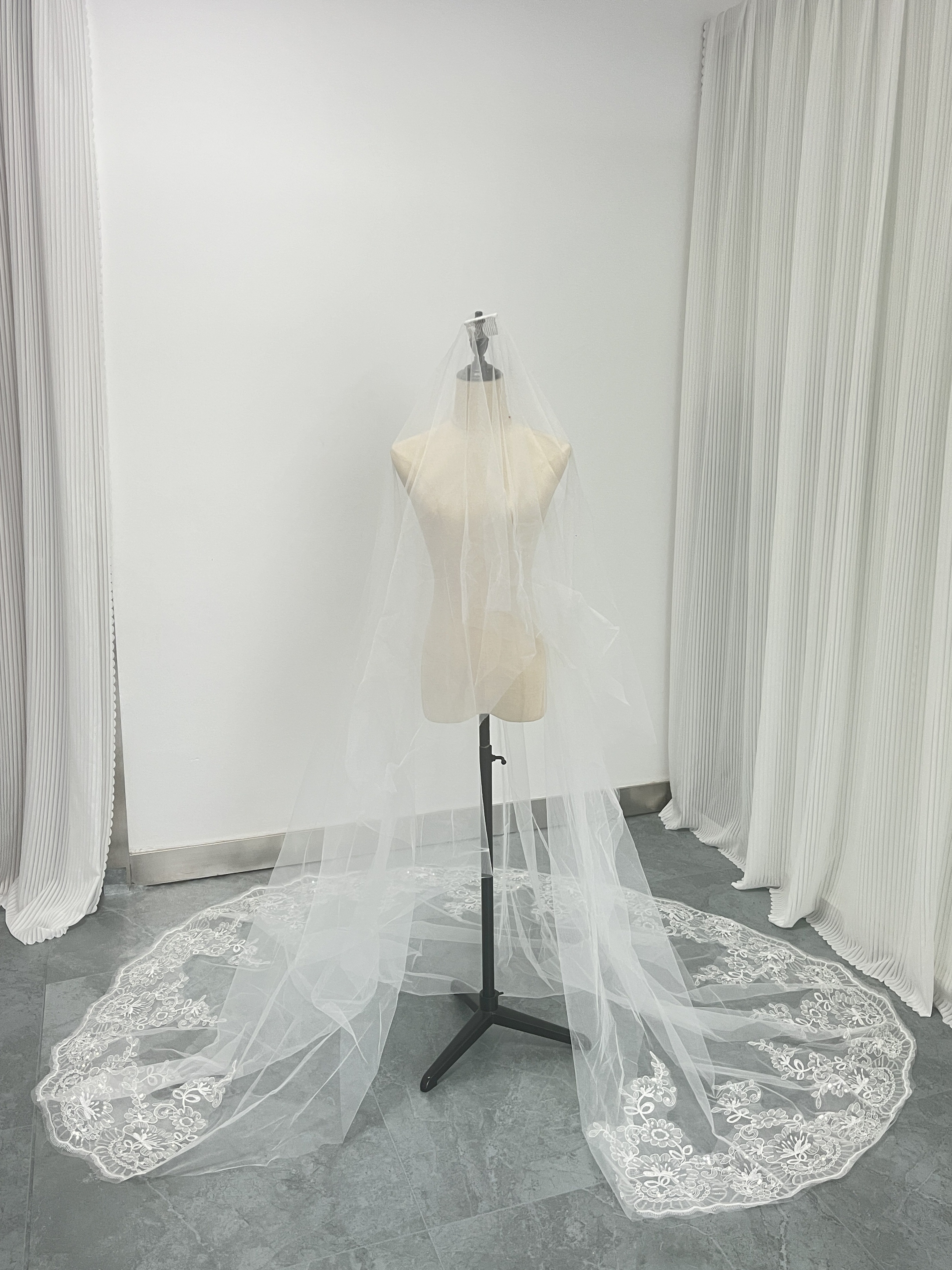 ロングベール ホワイト 流れる透け花レース 花嫁/ウェディングドレス 色直し エレガント