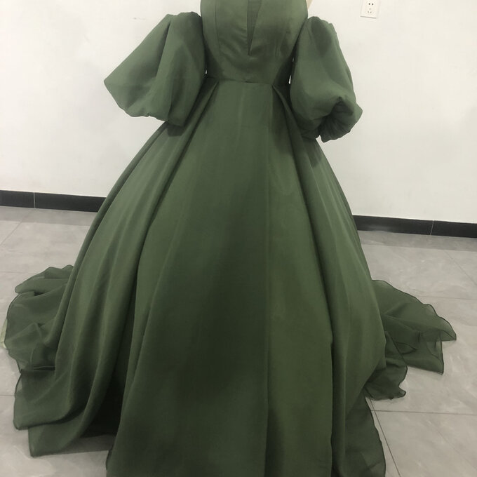 人気上昇！深めな緑 パーティードレス ベアトップ 華やかなトレーン/結婚式/披露宴ドレス