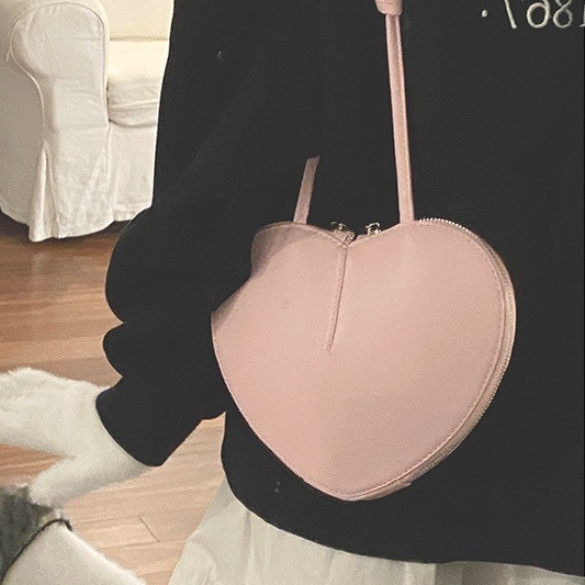 バッグ かばん 鞄 レディースバッグ ショルダーバッグ 斜めかけ ミニバッグ コンパクト ハート ラウンドファスナー 軽量 便利 かわいい 大人可愛い きれいめ シンプル カジュアル 大人 上品