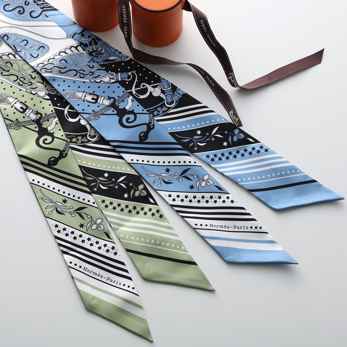 HERMES エルメス ツイリー スカーフ TWILLY アマゾンの祭典 H064217S レディース フランス製 シルク バンダナ ロゴ ケース付き カラー2色