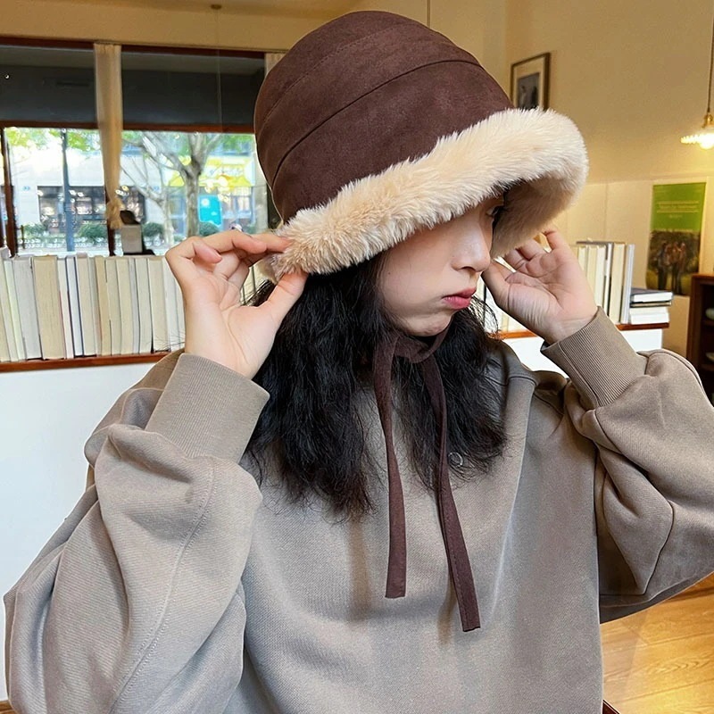 冬の女性用デザイナースエード漁師帽子厚く暖かい豪華な顔が見える小さな盆地帽子防寒レースアップモンゴル帽