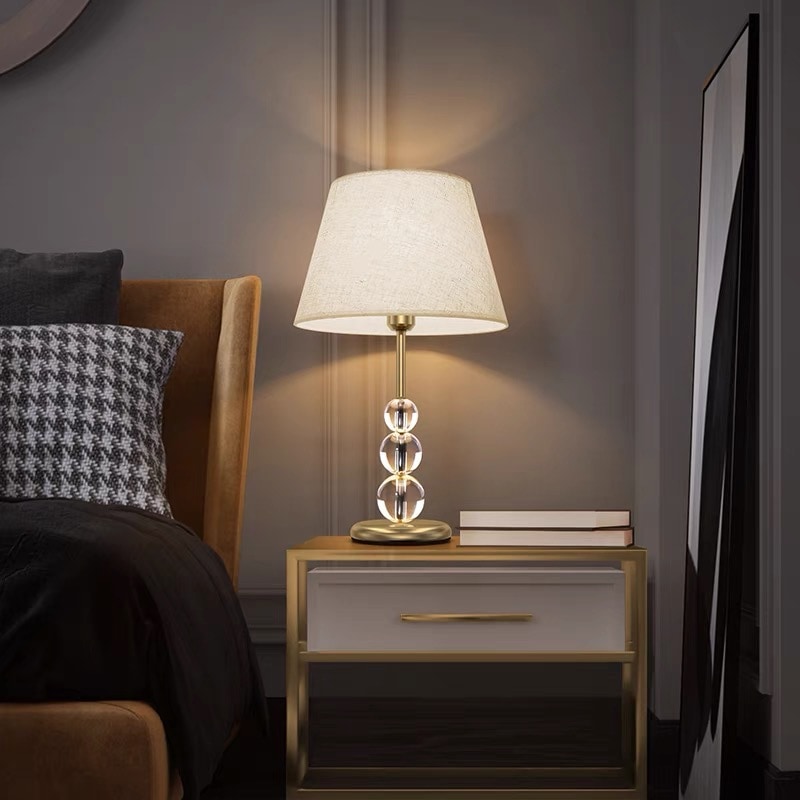 中国標準220 vノルディックシンプルデスクランプベッドルームベッドサイドテーブルランプポストモダンルーム暖かくてロマンチックなクリスタルアメリカンデスクランプ