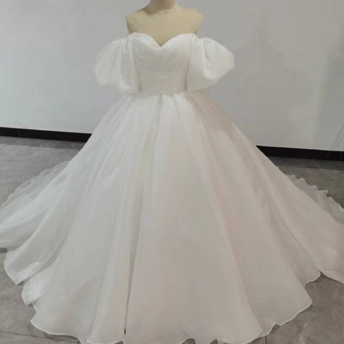 美品！ウエディングドレキラキラグリッターチュール ふっくら柔らかなバックリボン プリンセスライン /花嫁/結婚