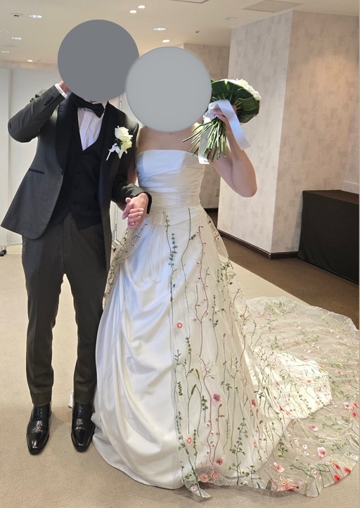 実例写真！ オーバードレス のみ オフホワイト 花柄モチーフで刺繍が美しい ロングトレーン 結婚式