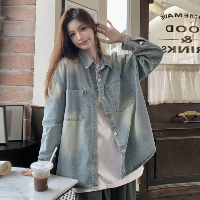 コーデに役立つ！デニムジャケット2024新しいファッションレトロデニムシャツジャケット女性長袖アウトウェアミディアムレングスの女性のトップス