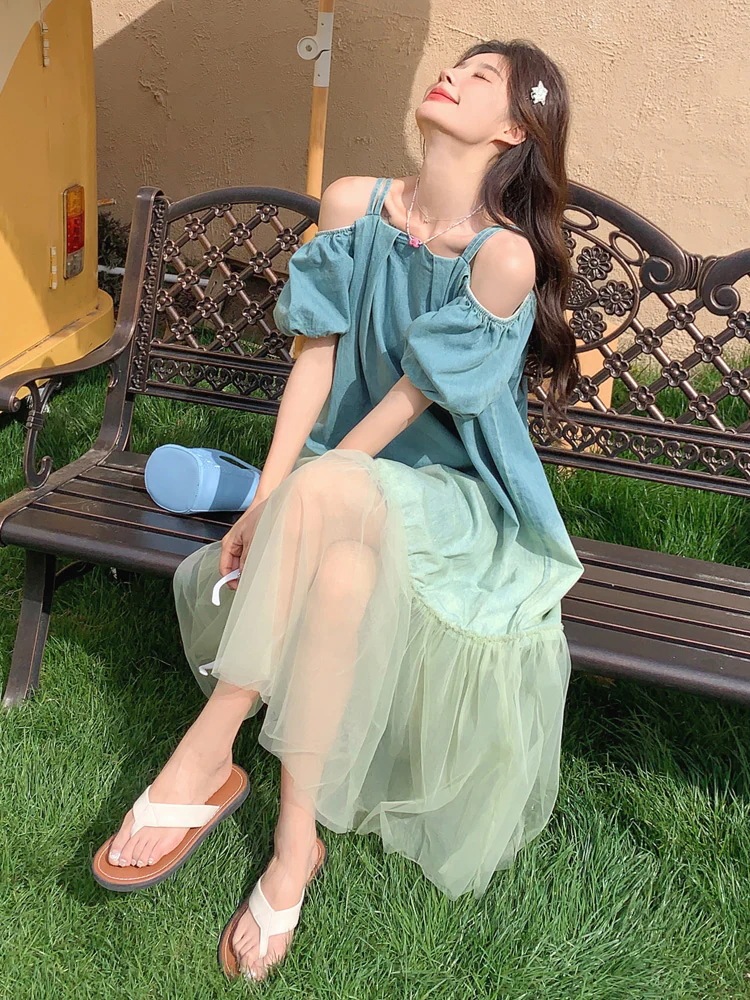 グラデーションブルーの肩出しキャミソールワンピース2024新作女性の夏の海辺の大きいサイズの網糸継ぎデニムのロングスカート