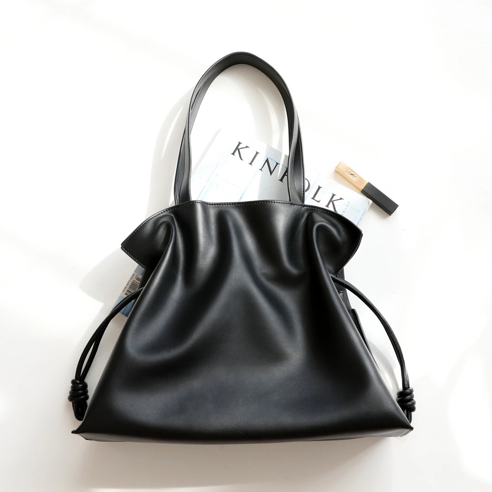 本革トートバッグ　韓国人気トートバッグ　お洒落な女性バッグ　通勤通学ショルダーバッグ　レディースバッグ　軽量バッグ　お洒落なカバン　韓国バッグ　人気