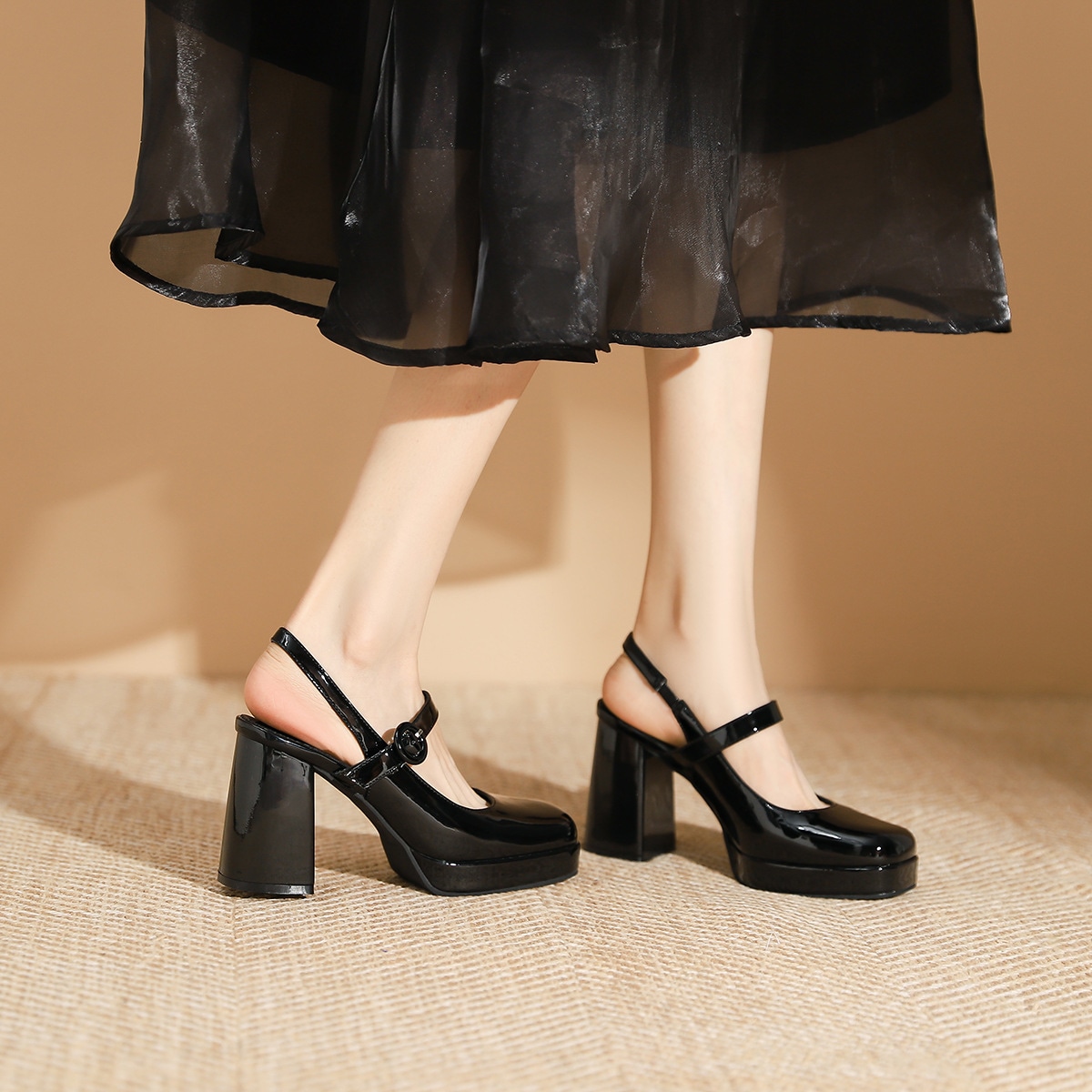 3359-21 フェアリースタイル スクエアトゥ パテントレザー 太ヒール シングルシューズ 新しいスタイル ワンラインストラップ 浅いハイヒール 婦人靴