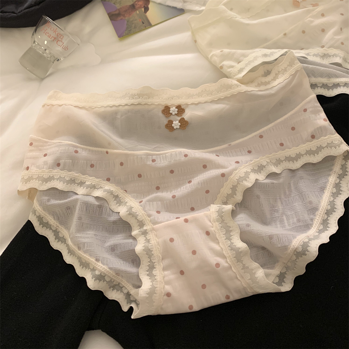 【1点ご購入 で10点プレゼントいたします】コイルボタンのドットが透けるネット糸の涼しげな通気性速乾女子パンツ純綿の甘い三角パンツ