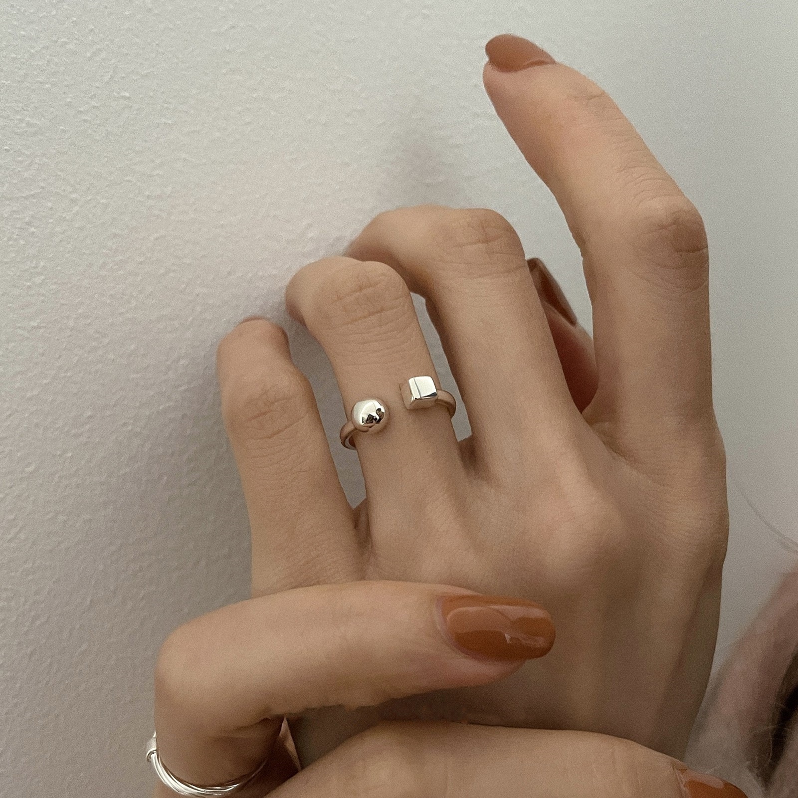 幾何学模様スクエアリング女性用ミニマリストデザインニッチハイエンドクールスタイルラウンドボール人差し指リング