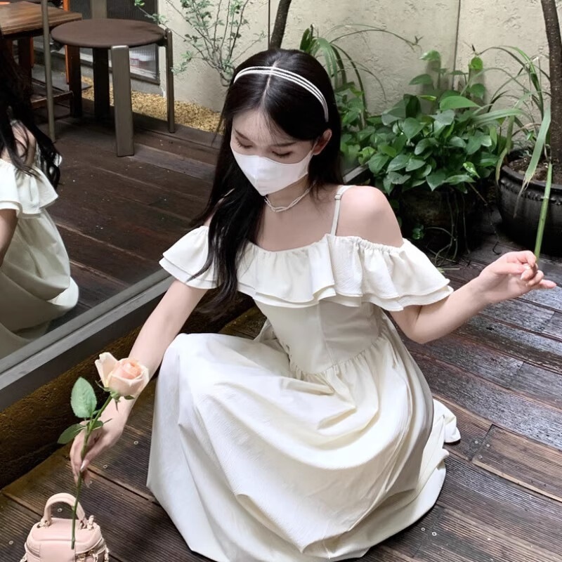 一字肩掛けキャミソールワンピース夏の婦人服新型フレンチフリルウエストを収めたスリムスカート白