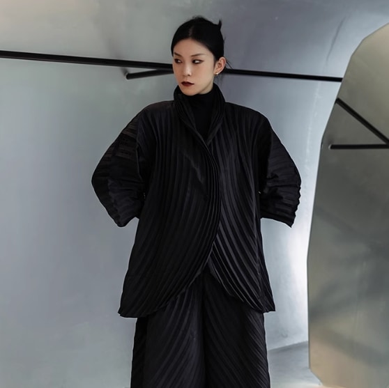 レディース トップス ジャケット 7分袖 ボリューム袖 プリーツ シワ加工 ふっくら 大人可愛い 上品 おしゃれ かっこいい こなれ感 個性的 クール モード系 エレガント モダン 主役級 存在感