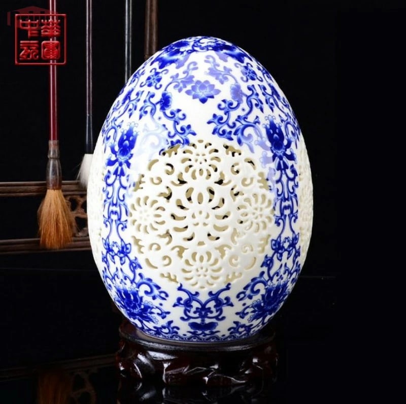 新品早く買いに来て 置物 花柄 透かし彫り たまご型 中国風 開運 台座付き (青花)