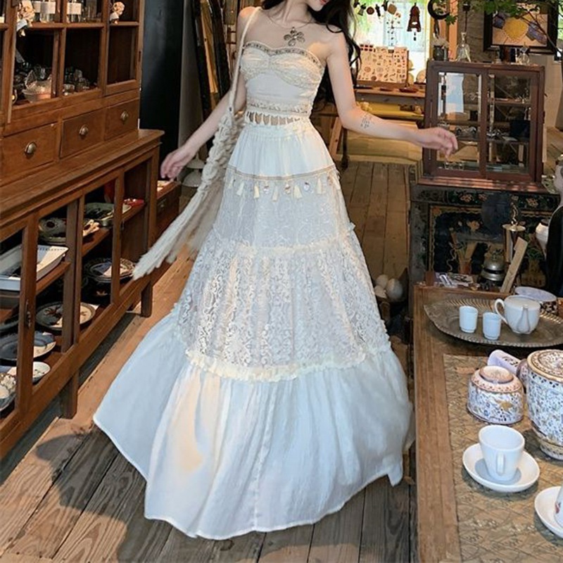 エレガントなリゾートスタイルのフリンジツーピースセット（レディース春と秋）：ストラップレストップと丈夫なレーススカート