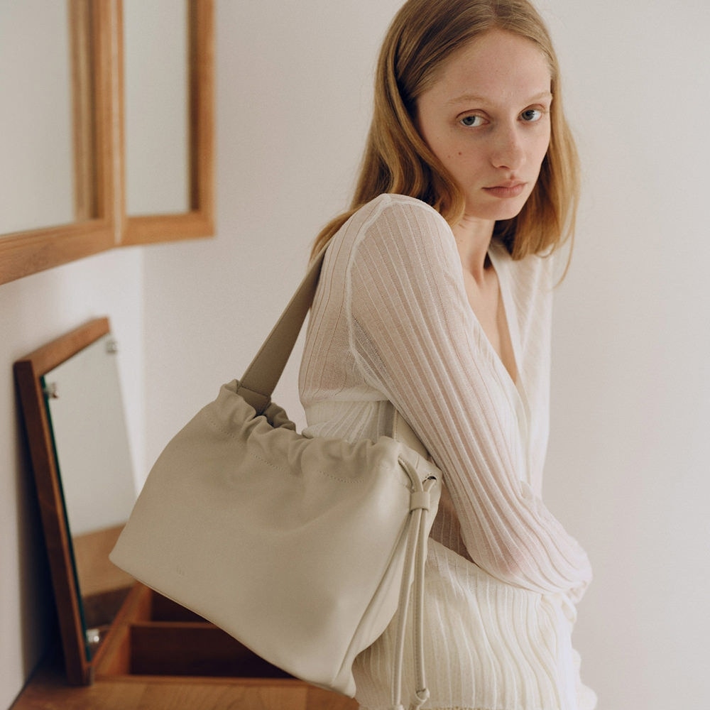 ロ서울 リップルショルダーバッグ アイボリー モデル名