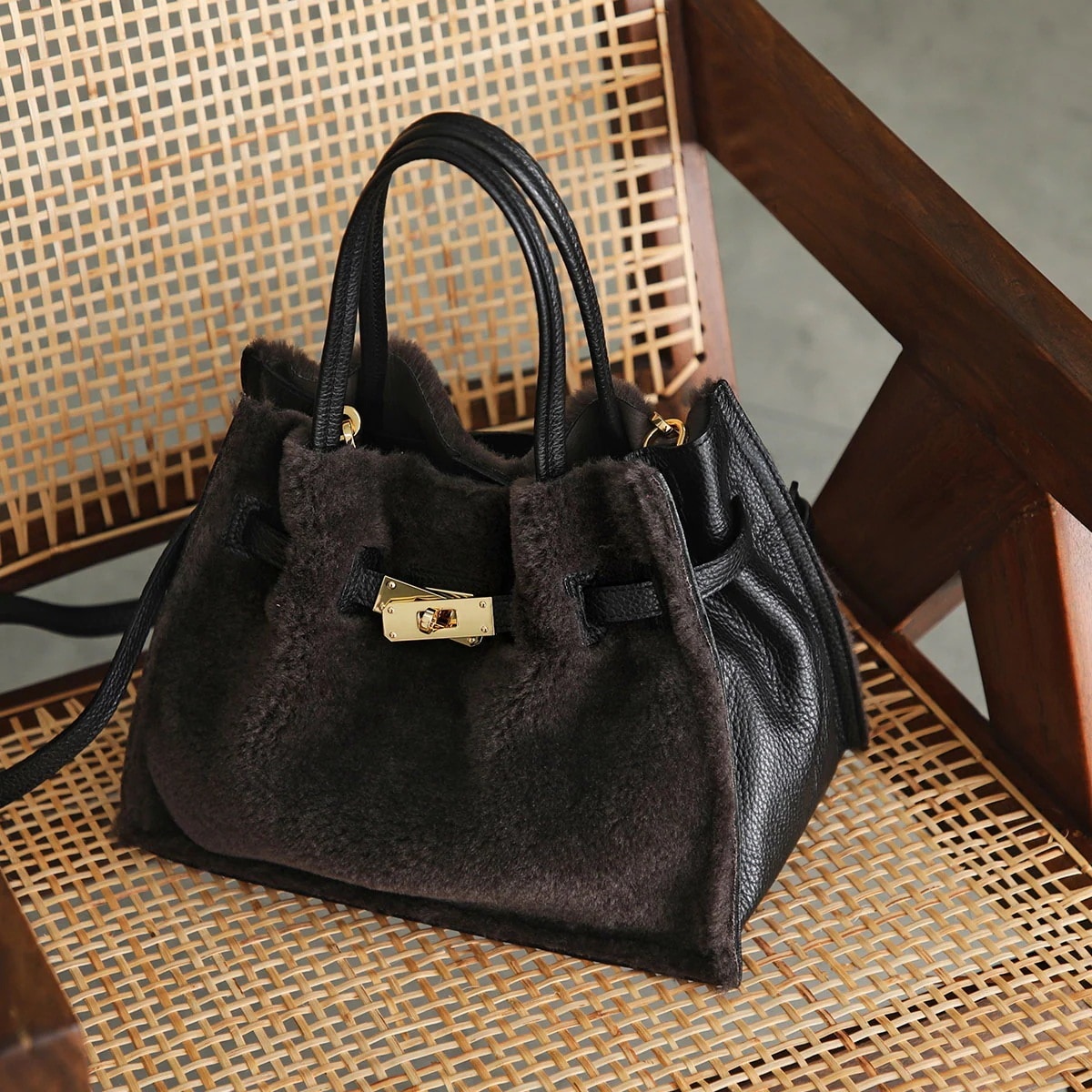 VIOLAdORO ヴィオラドーロ ショルダーバッグ ELMO エルモ V-8782 レディース Mサイズ ハンドバッグ レザー エコファー ボア ベルト付き 鞄 D/GRAY×BLACK