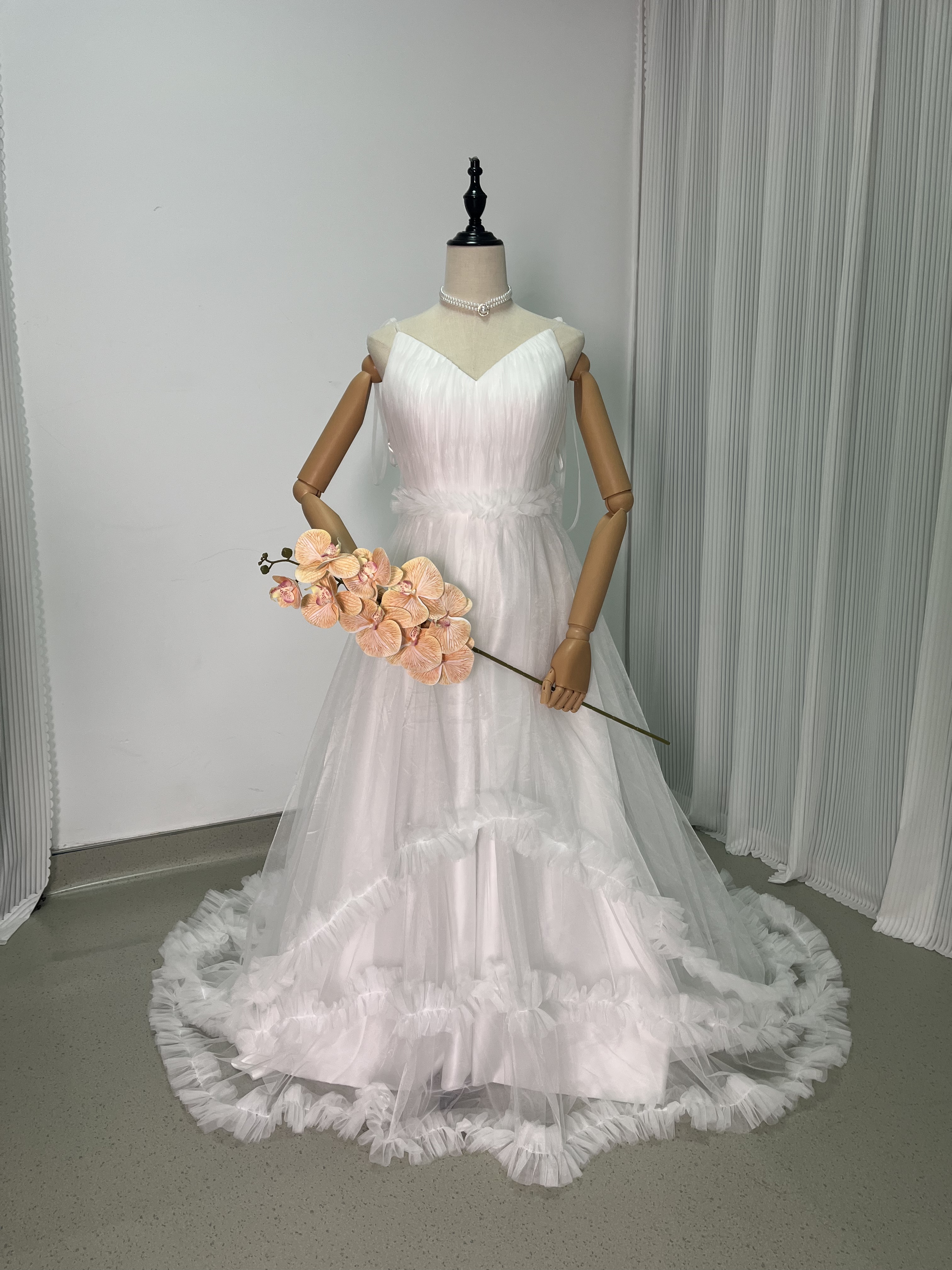 フランス風 ウェディングドレス ラッフルフリル オフホワイト キャミソール 背中見せ 披露宴/二次会