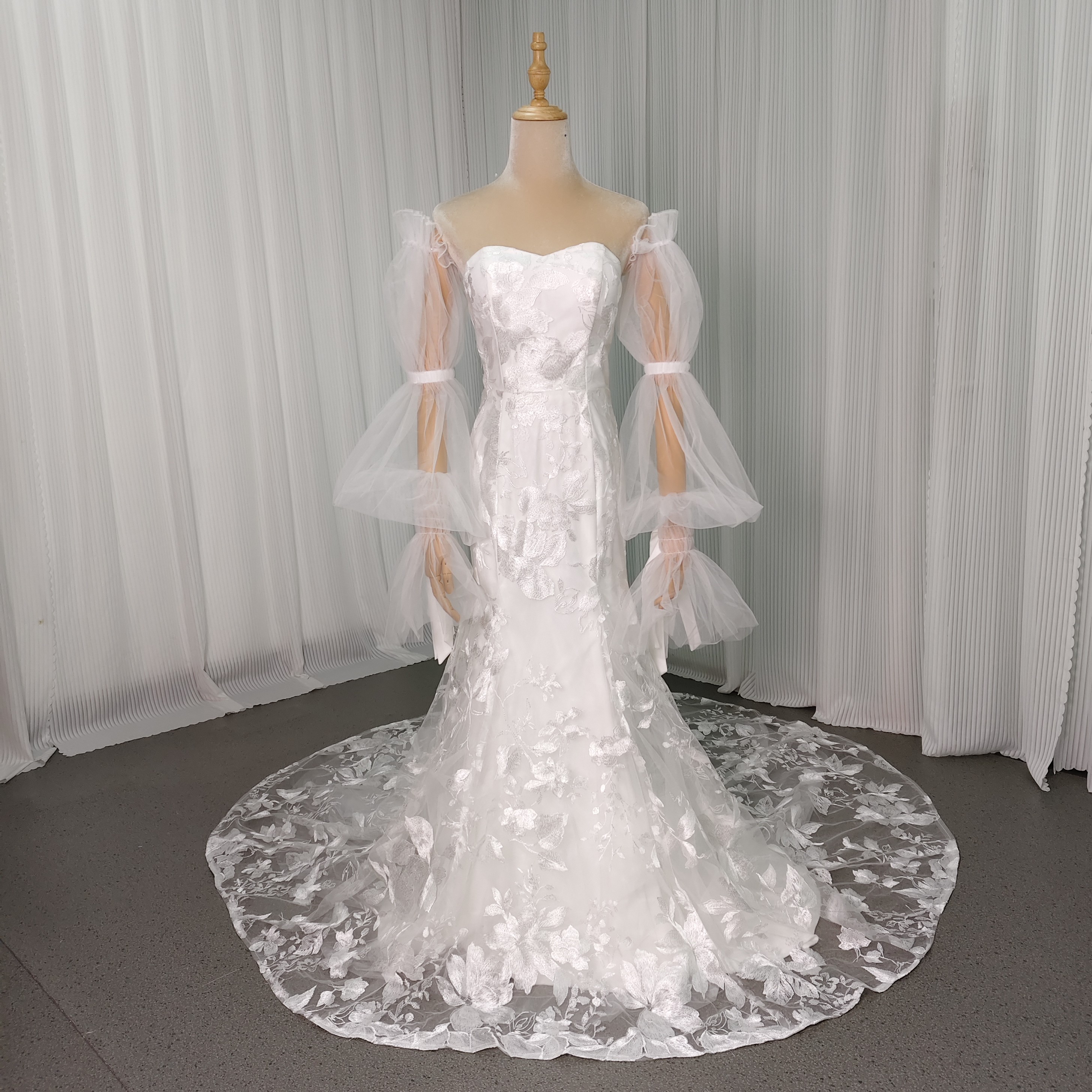 ウエディングドレス オフホワイト 取り外し可能な付け袖 贅沢な総レース マーメイドライン トレーン 結婚式