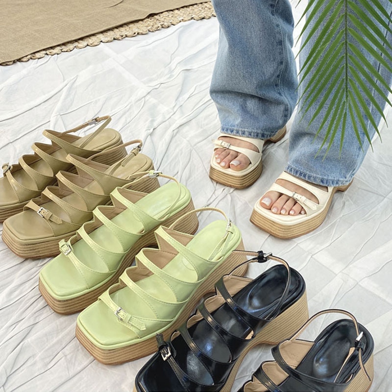 ベルト付きストラップ バックストラップ付き ウッドヒール スクエアトゥ 厚底／プラットフォーム デイリーサンダル 4color