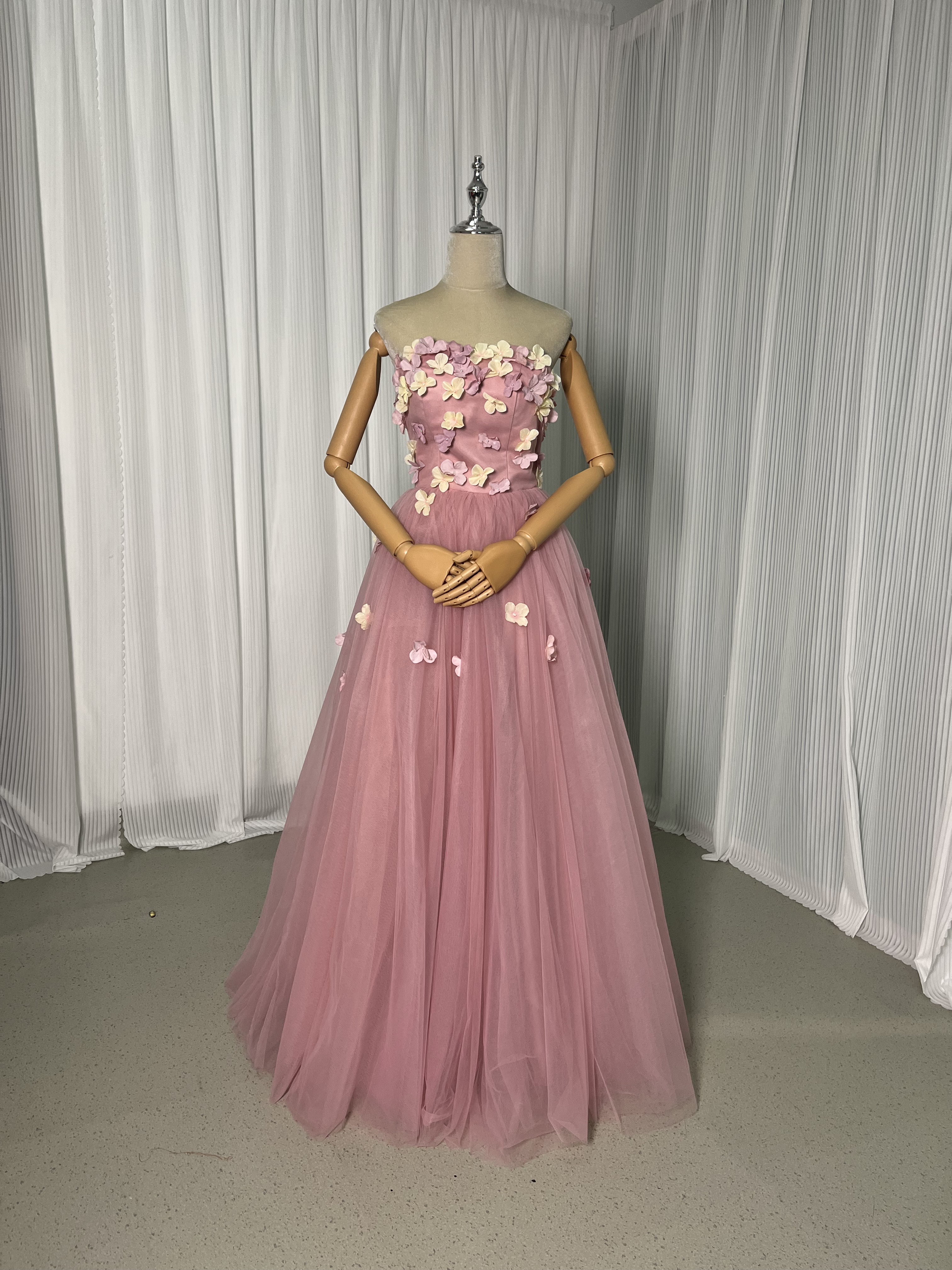 カラードレス ピンク ベアトップ チュールスカート 花モチーフ Aライン 編み上げ 披露宴 花嫁