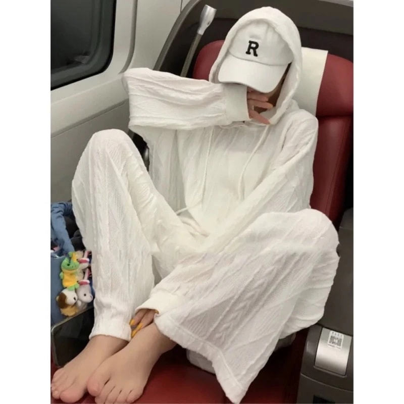 ハイエンドのカスタマイズ-女性用の白い月光テクスチャスーツ秋と冬の怠惰なスタイルカジュアルなルーズフード付きセーターツイストとベルベットのツーピースセット