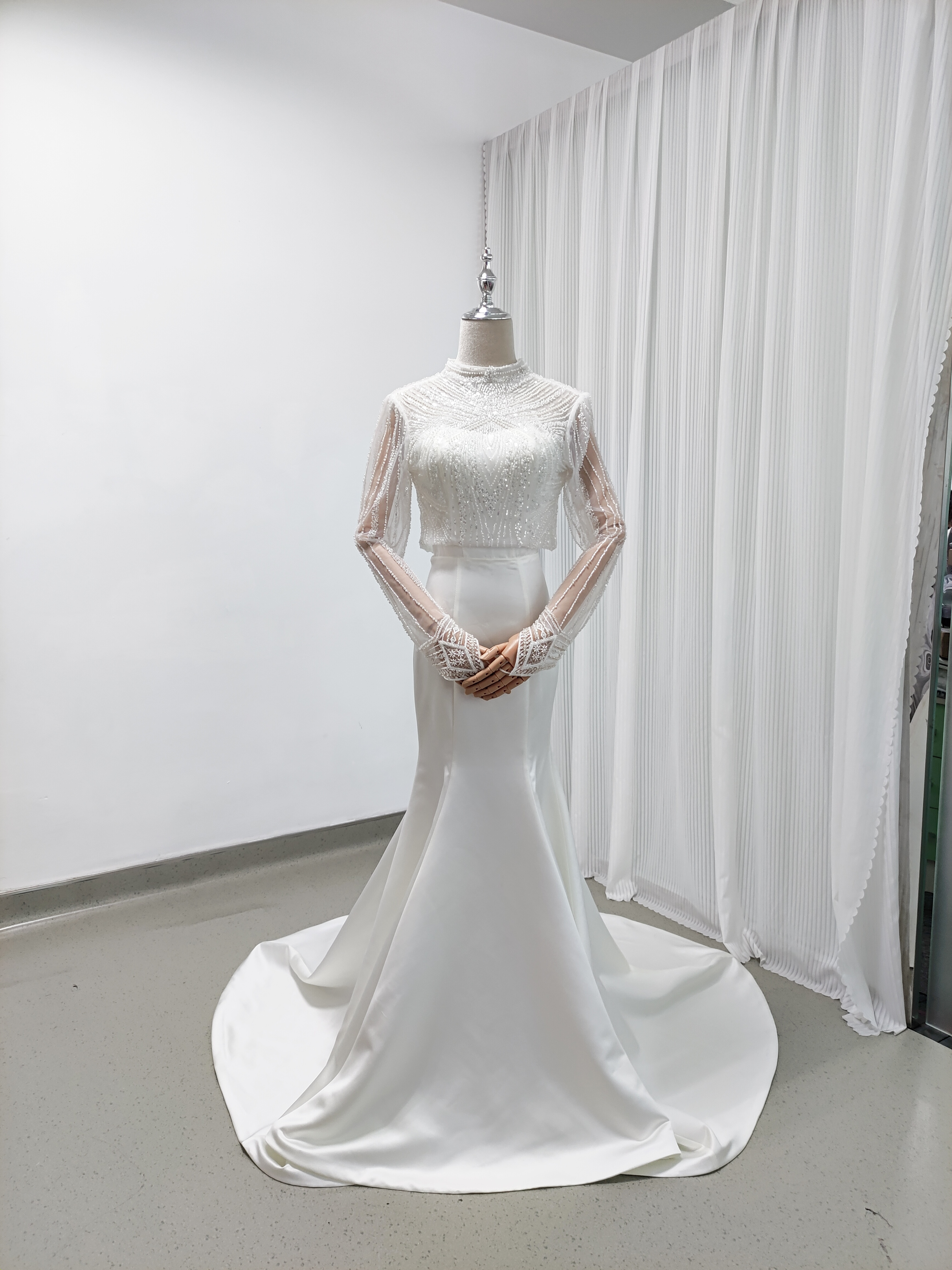 ウェディングドレス マーメイドライン トップス キラキラ光る刺繍 長袖 ハイネック 編み上げ