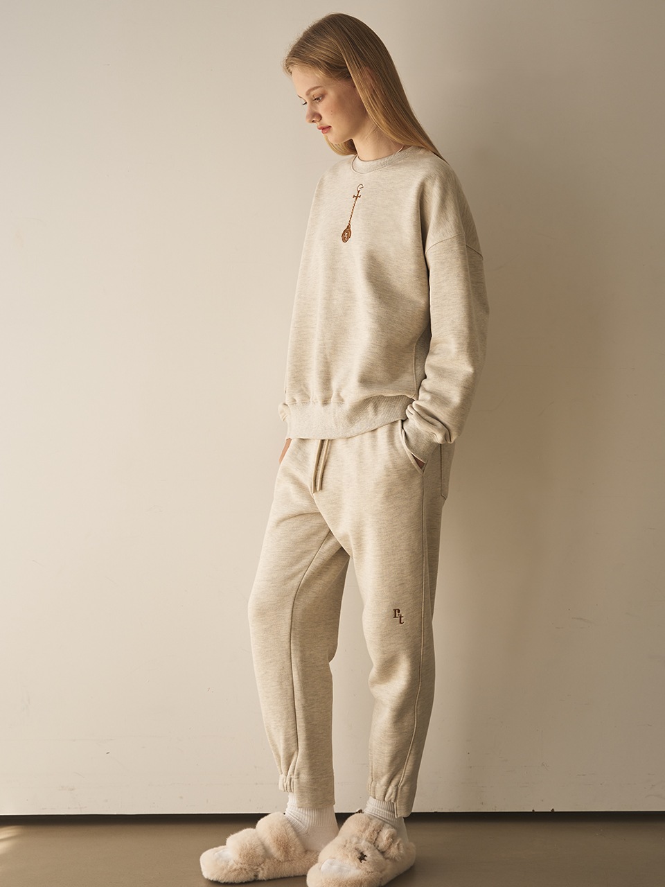 로고 언발란스 조거 팬츠 (오트밀) 조거핏 트레이너 팬츠