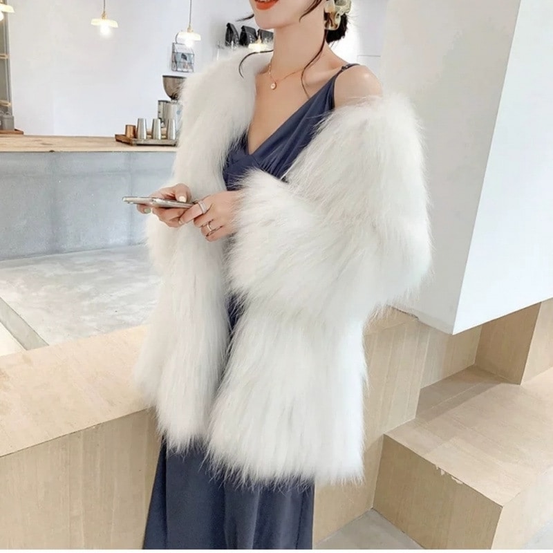 2025秋冬新作厚みのある模造ラクーンファージャケットレディースミッドレングススリムヤングネットセレブファージャケット