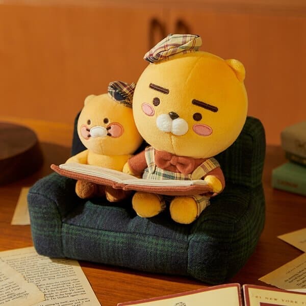 読書するライアンとチュンシクのぬいぐるみ