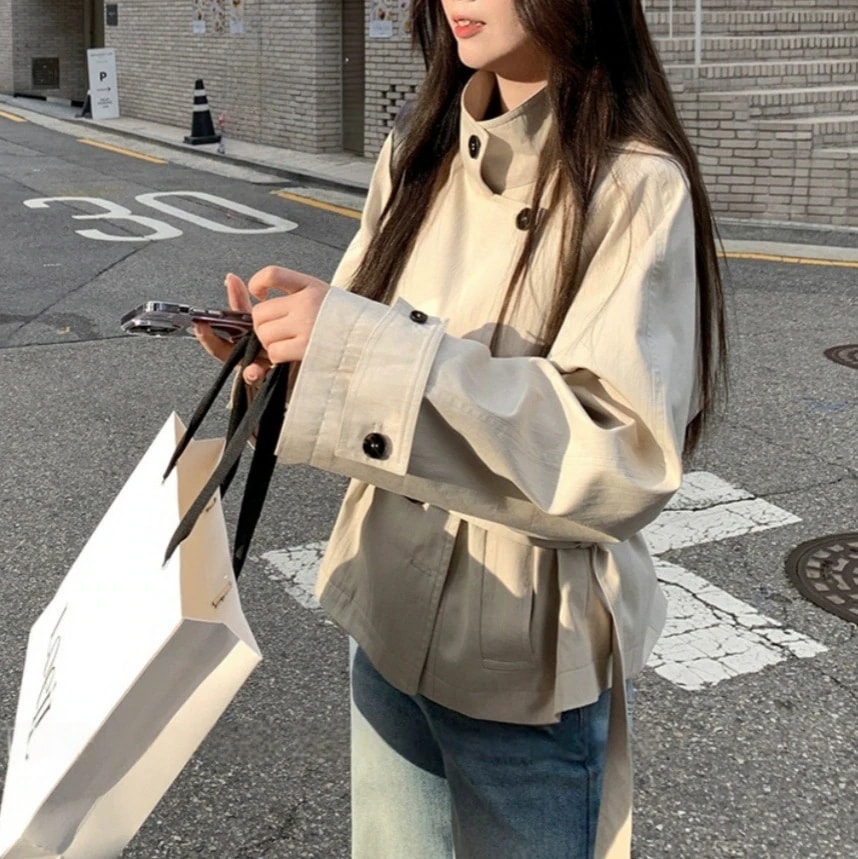 早秋の韓国風トレンチコート　レディースショート丈　ブリティッシュスタイルのスタンドカラーとウエストデザイン