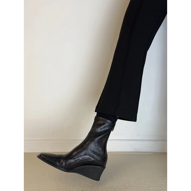 牛革バージョン 英国調 スクエアトゥ 本革ストレッチブーツ 女性用 ウェッジヒール高め ソフトレザー ブラック バックジッパー ショートブーツ