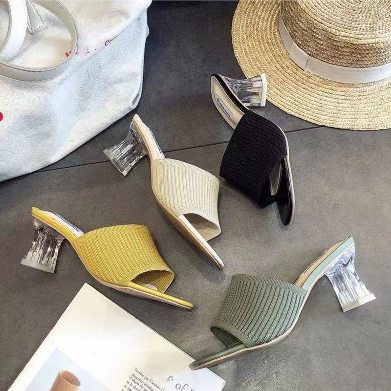 女の夏の涼しさを引きずって飛び織水晶とファッションの一字を引きずって外にニットのスリッパを穿く