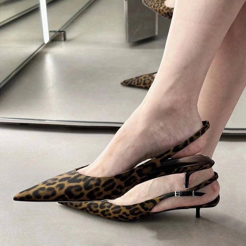 シープスキンバージョンフランスの本物の革張りのかかとハイヒールの女性の新しいポイントヒョウ柄のヒョウ柄シューズハイヒールサンダル