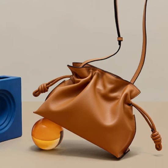 ショルダーバッグ レディース バッグ 鞄 かばん クロスボディバッグ 巾着バッグ 肩掛けバッグ 斜め掛けバッグ シンプル 無地 コンパクト 牛革 レザー カジュアル お出かけ おしゃれ きれいめ