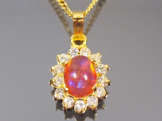 即決オークション開催中！！送料無料/日本製本物/天然ファイヤーオパールパヴェペンダントゴールド仕上げ