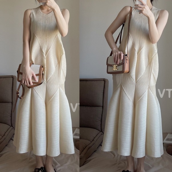 ワンピース 膝丈 ノースリーブ 襟なし デザイン 美ライン ニュアンス プリーツ レイヤード 伸縮性 ストレッチ かわいい 大人可愛い きれいめ シンプル カジュアル 大人 上品 おしゃれ お洒落