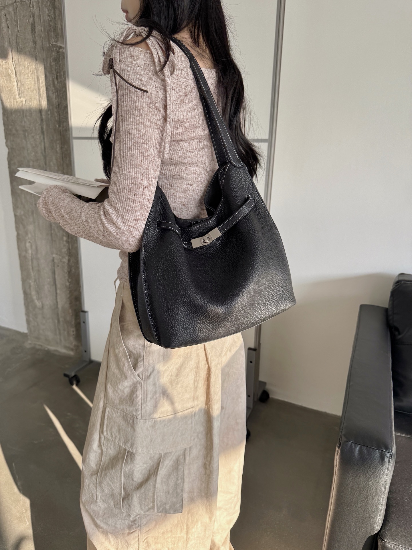 本革ショルダーバッグ　斜め掛け　トートバッグ　TOGO牛革ショルダーバッグ　レディース　ショルダーバッグ 　軽量トートバッグ　韓国カバン 6,127円