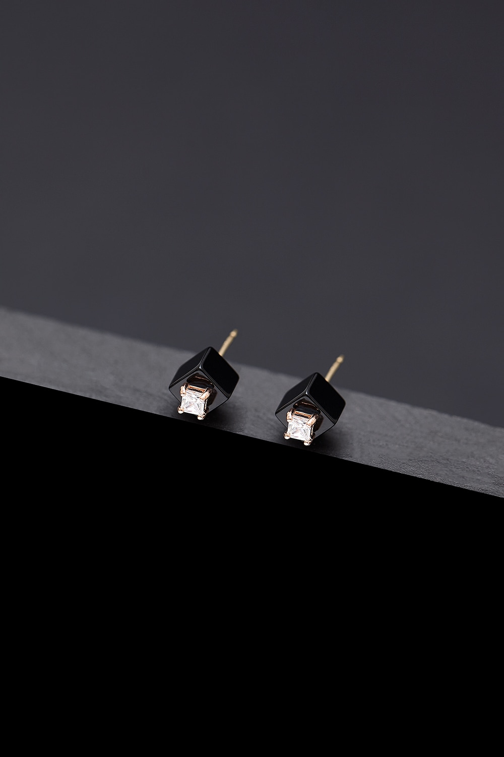 [HAZINA] 6mm Cube Onyx Core Poise Earrings [Option-Earclip ｱﾍﾂ硎