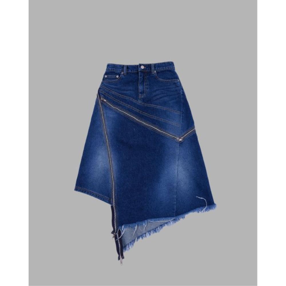 THE MUSEUM VISITOR DIAGONAL ZIPPER DETAILED WASHED DENIM