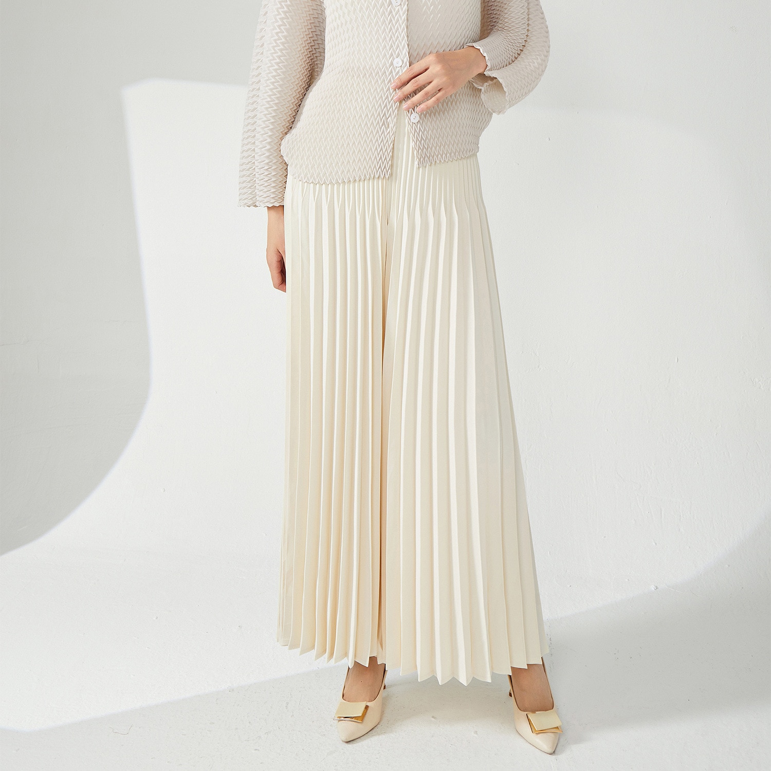 カジュアルパンツの女性春秋は腰がゆったりしています