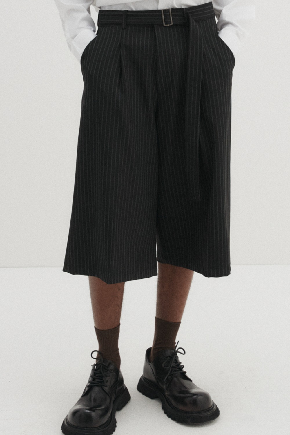 【DNSR】 BELTED STRIPE BERMUDA SLACKS : BLACK