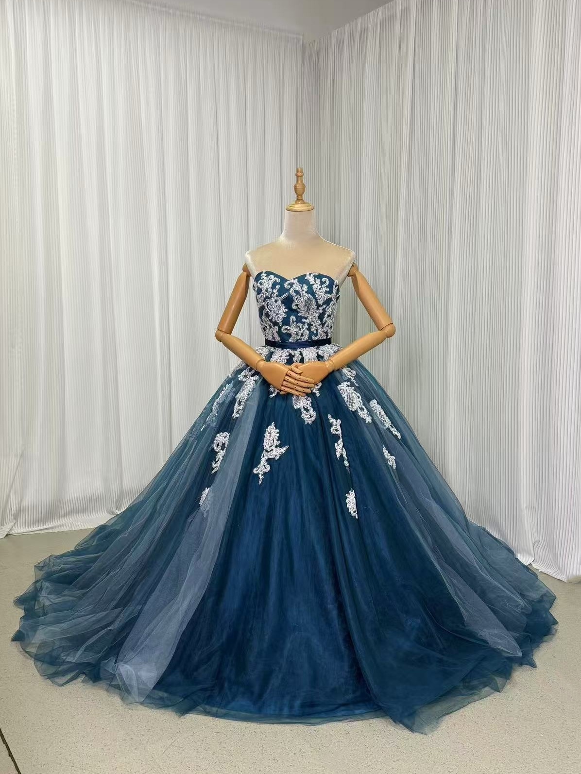 カラードレス ブルー ベアトップ 編み上げ サッシュベルト 繊細レース ソフトチュール 色直し 華やかなトレーン 披露宴/結婚式 前撮り