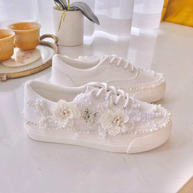 スニーカー レディース おしゃれ ビジュー 歩きやすい ソール パール フラワーモチーフ 大人可愛い ガーリー エレガント ホワイト 美人 シンプル リラックス モダン ファッション 清楚 お出かけ