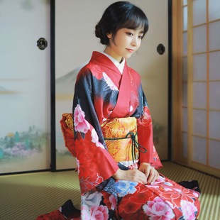 四季は日本の着物の女性の正装でプリントの振袖を決めますシワになりにくいですアイロンをかけない伝統的な襟折り版です