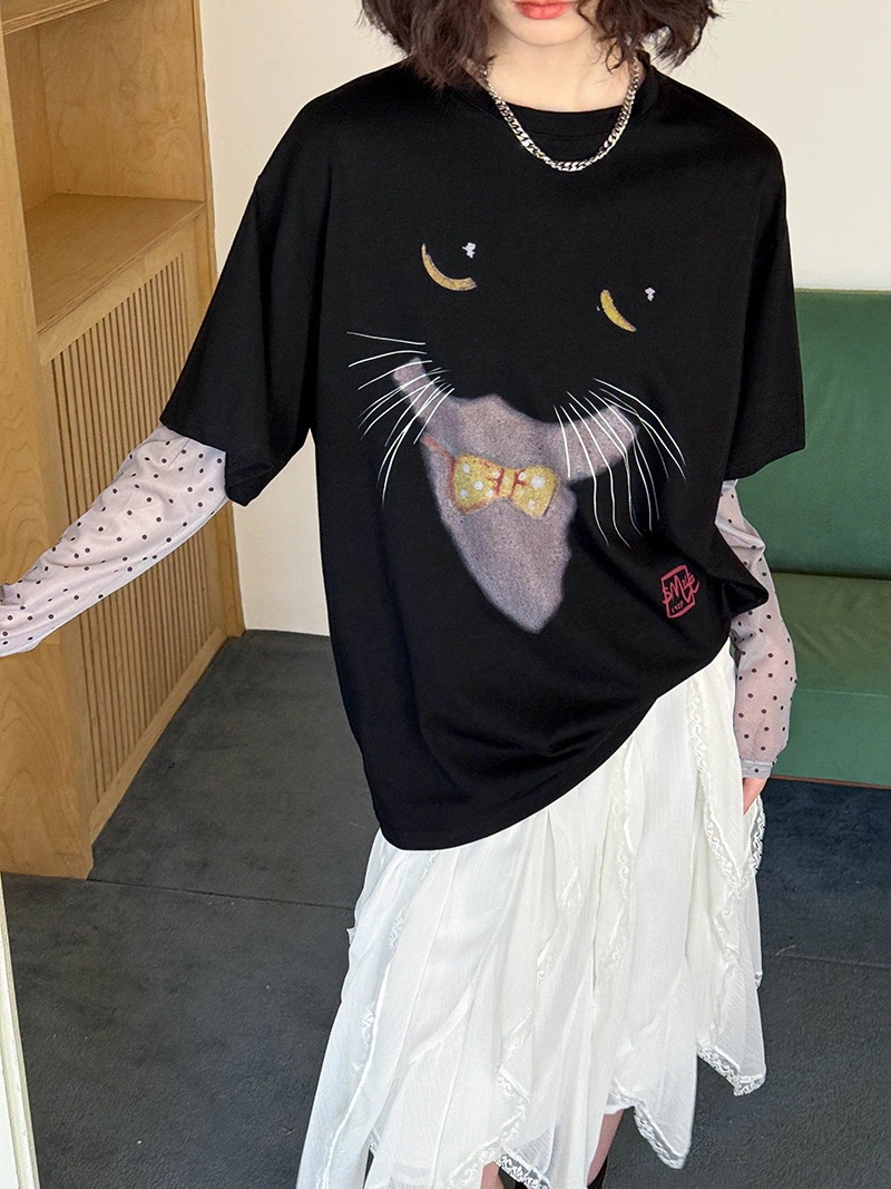 春の新型韓国フェイクレイヤード可愛い猫の丸首のゆったりとした小衆の長袖のプリントtシャツです