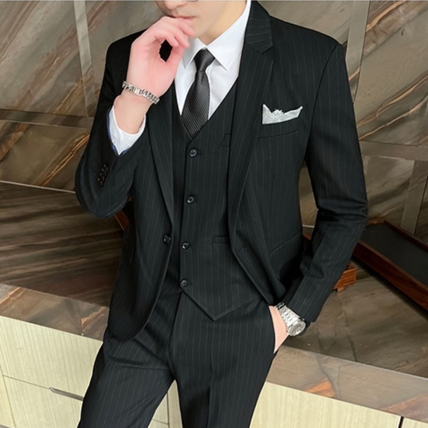 メンズ セットアップ スーツ ビジネススーツ ミディアム丈 長袖 スリム テーパード 3点セット 大人 上品 おしゃれ スタイリッシュ スッキリ 王道 スマート 高級感 使い勝手良い こなれ感