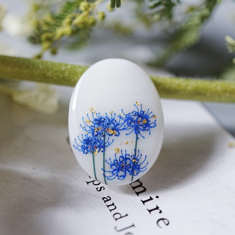 淡水シェルと青い彼岸花金箔の帯留め ブローチ ポニーフック