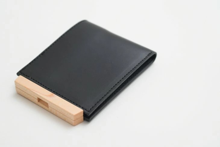 yuruku (ユルク) Wood Plate Folder Half Wallet